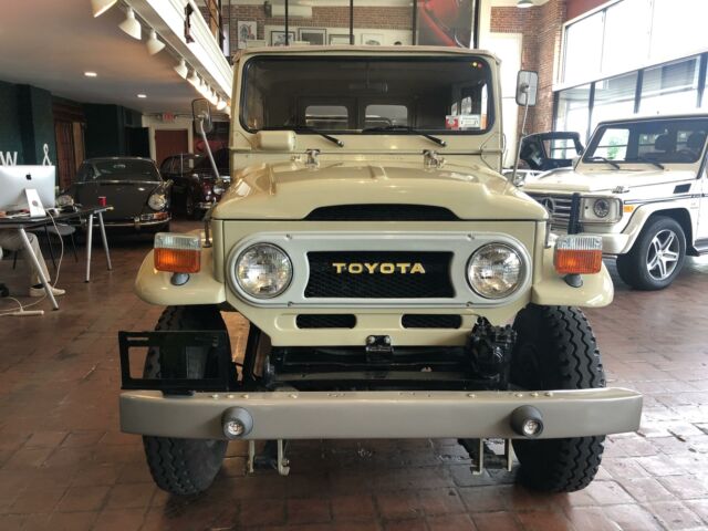 1976 Biege Toyota FJ Cruiser SUV
