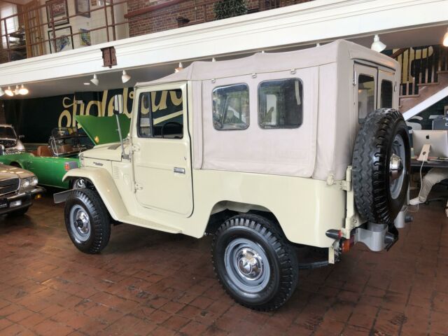 1976 Biege Toyota FJ Cruiser SUV