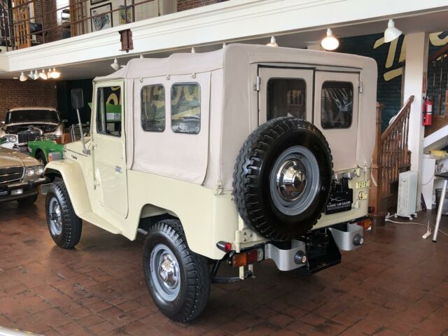 1976 Biege Toyota FJ Cruiser SUV