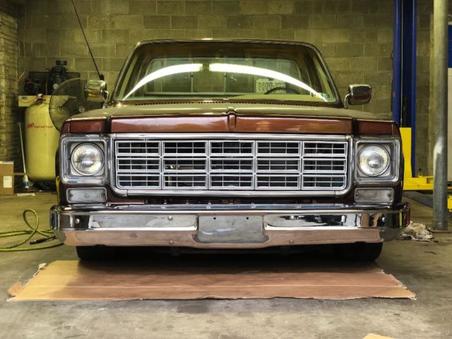 1977 White & Gray Chevrolet C-10 Extended Cab Pickup