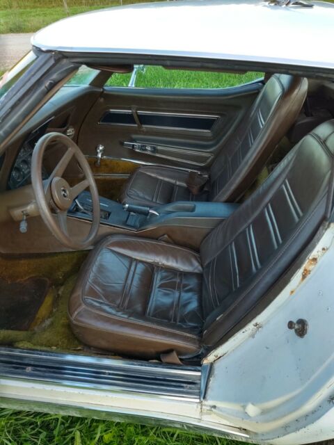 1977 White Chevrolet Corvette Coupe