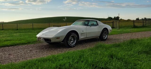 1977 White Chevrolet Corvette Coupe