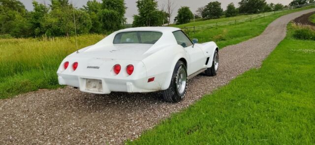 1977 White Chevrolet Corvette Coupe