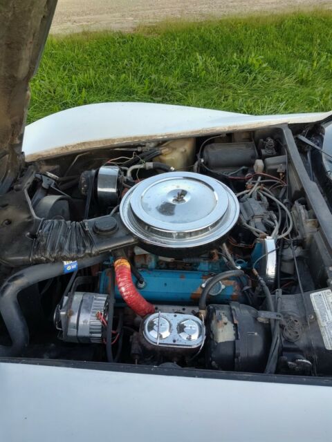 1977 White Chevrolet Corvette Coupe