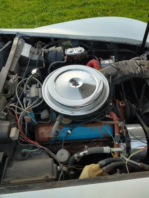 1977 White Chevrolet Corvette Coupe