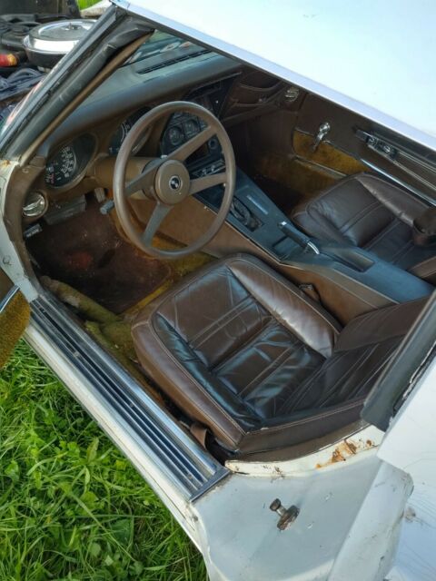 1977 White Chevrolet Corvette Coupe