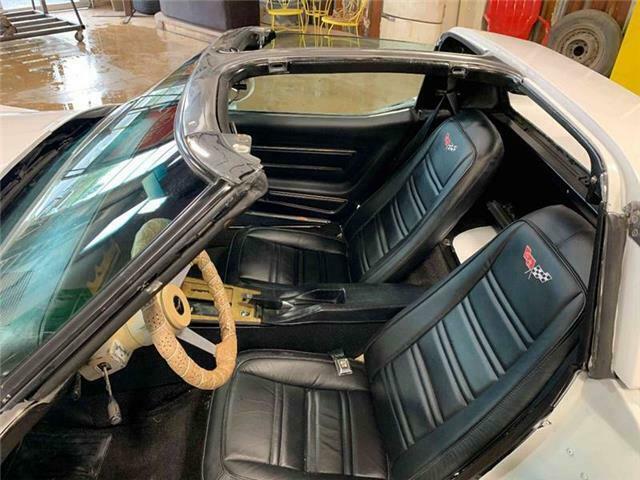 1977 White Chevrolet Corvette Coupe