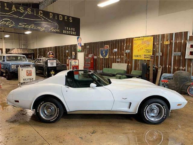 1977 White Chevrolet Corvette Coupe