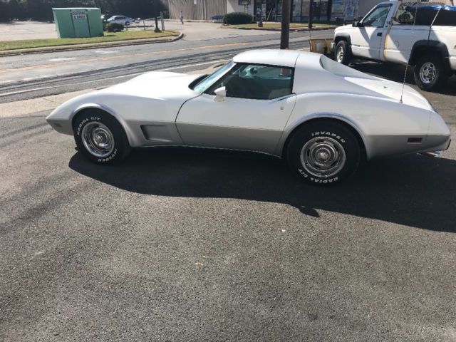 1977 White Chevrolet Corvette Coupe