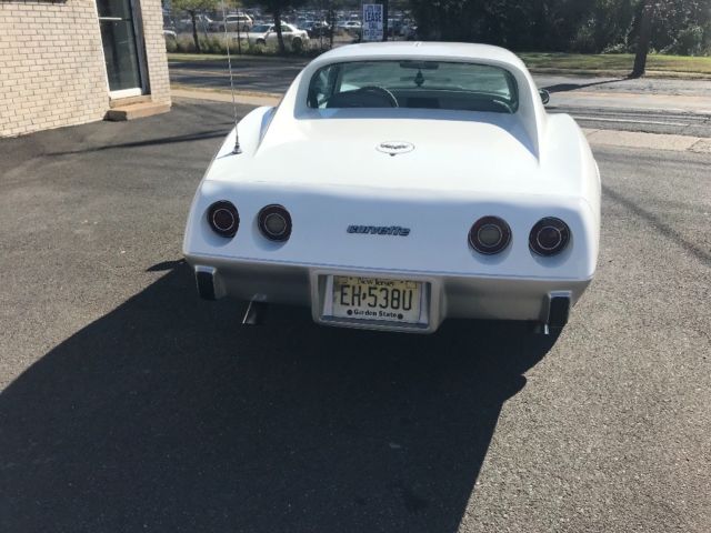 1977 White Chevrolet Corvette Coupe