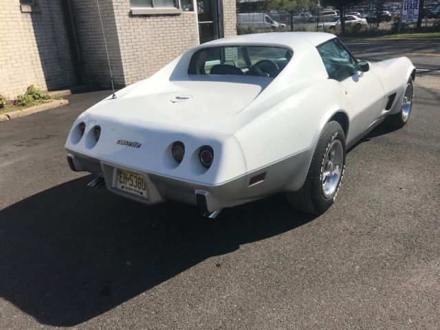 1977 White Chevrolet Corvette Coupe