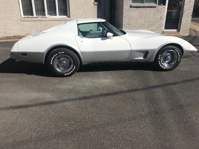 1977 White Chevrolet Corvette Coupe