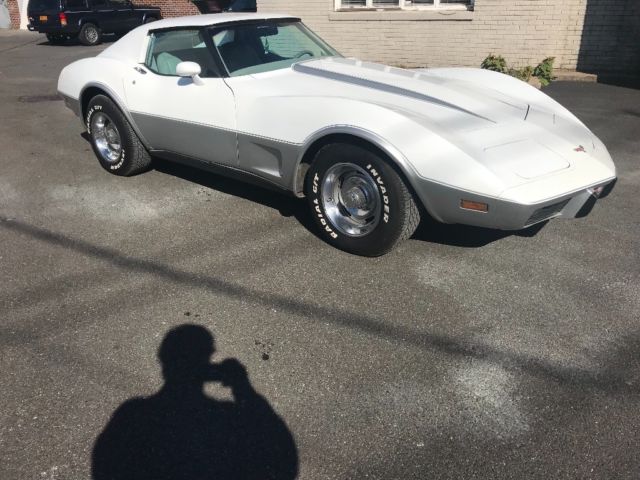 1977 White Chevrolet Corvette Coupe