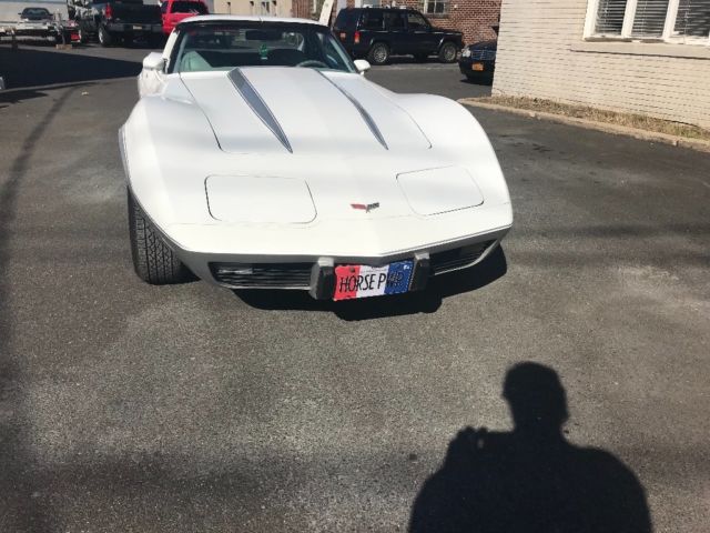 1977 White Chevrolet Corvette Coupe