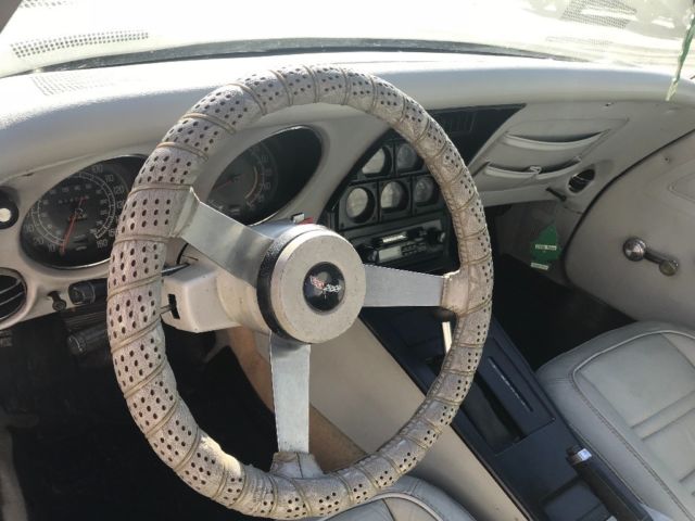 1977 White Chevrolet Corvette Coupe