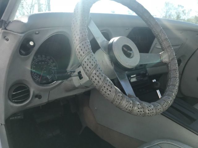 1977 White Chevrolet Corvette Coupe