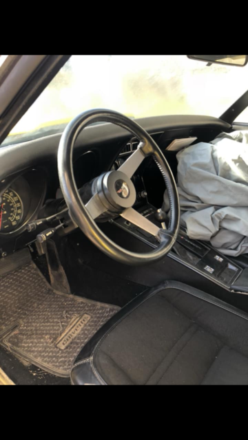 1977 Yellow Chevrolet Corvette Coupe