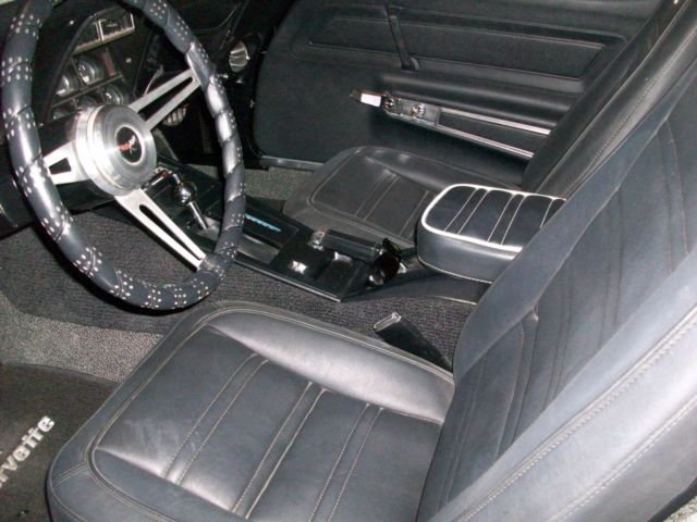 1977 White/Black Chevrolet Corvette Coupe