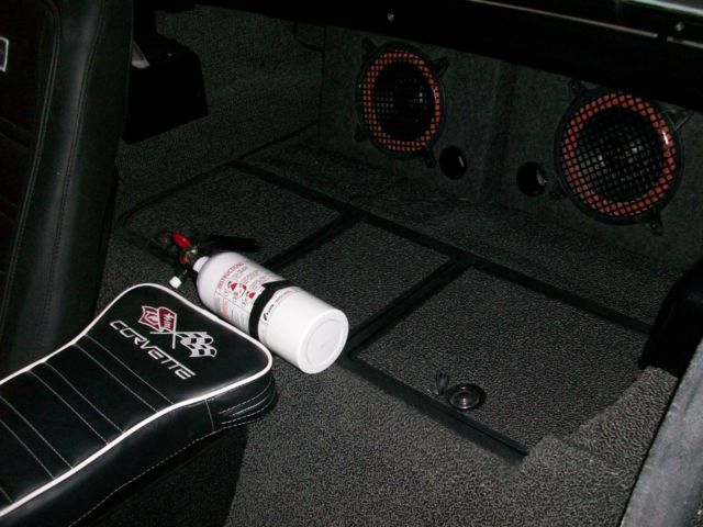 1977 White/Black Chevrolet Corvette Coupe