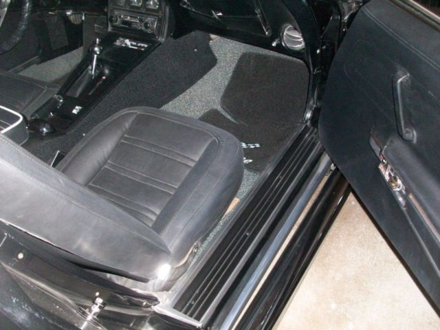 1977 White/Black Chevrolet Corvette Coupe