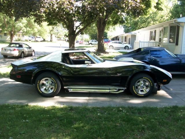 1977 White/Black Chevrolet Corvette Coupe