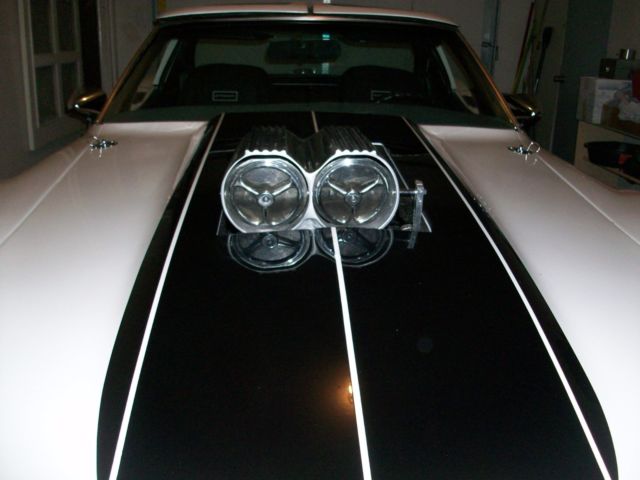 1977 White/Black Chevrolet Corvette Coupe
