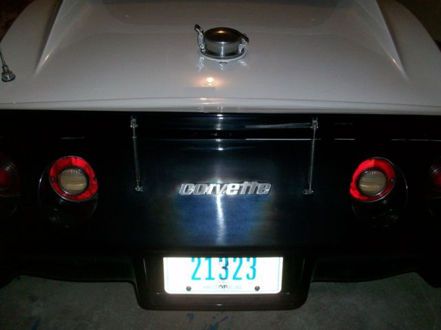 1977 White/Black Chevrolet Corvette Coupe