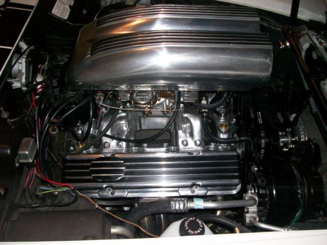 1977 White/Black Chevrolet Corvette Coupe