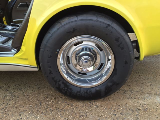 1977 Yellow Chevrolet Corvette Coupe