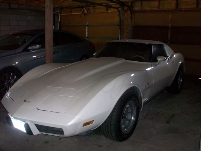 1977 White Chevrolet Corvette Coupe