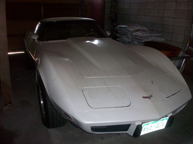 1977 White Chevrolet Corvette Coupe