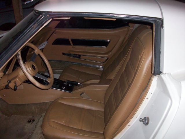 1977 White Chevrolet Corvette Coupe