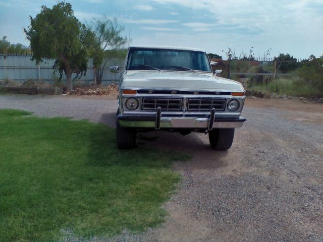 1977 White Ford F-150 Pukup