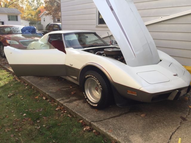 1977 White Chevrolet Corvette Coupe