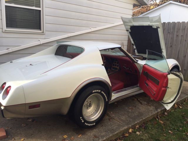 1977 White Chevrolet Corvette Coupe