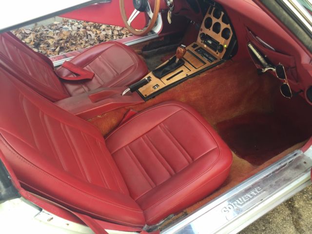 1977 White Chevrolet Corvette Coupe