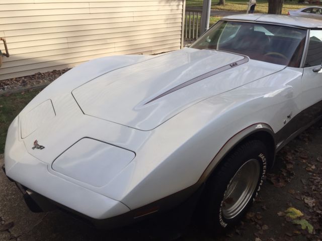1977 White Chevrolet Corvette Coupe