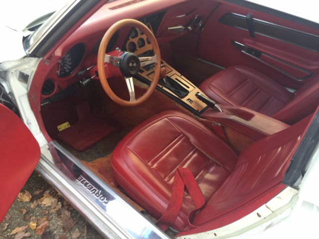 1977 White Chevrolet Corvette Coupe