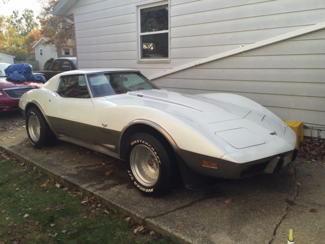 1977 White Chevrolet Corvette Coupe