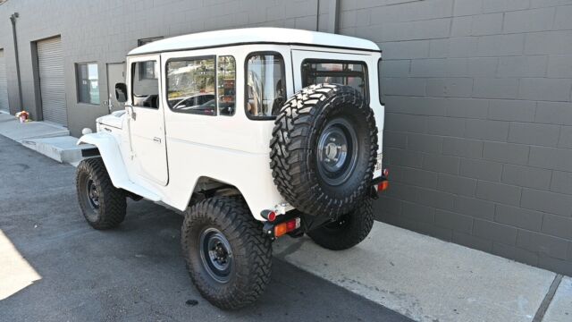 1977 White Toyota Land Cruiser SUV