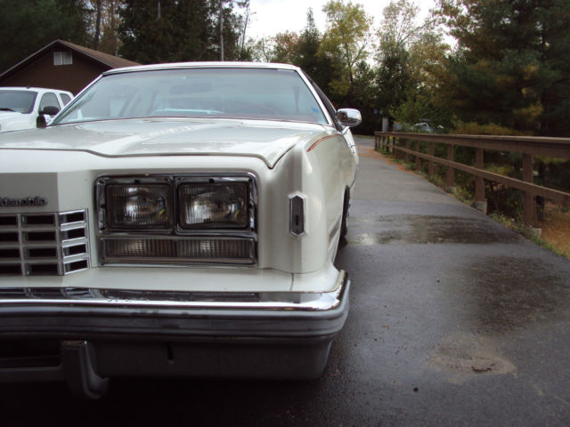 1977 White Oldsmobile Toronado Coupe