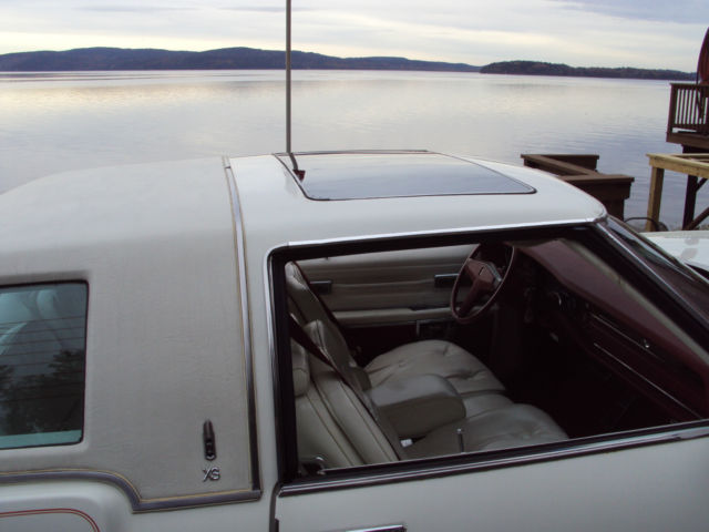 1977 White Oldsmobile Toronado Coupe