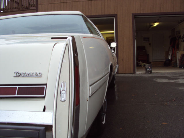 1977 White Oldsmobile Toronado Coupe
