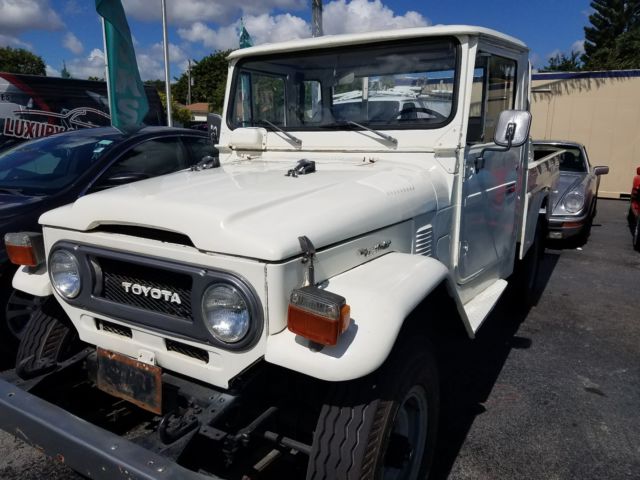 1977 White Toyota FJ Cruiser