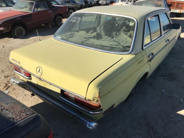 1977 Yellow Mercedes-Benz 200-Series --