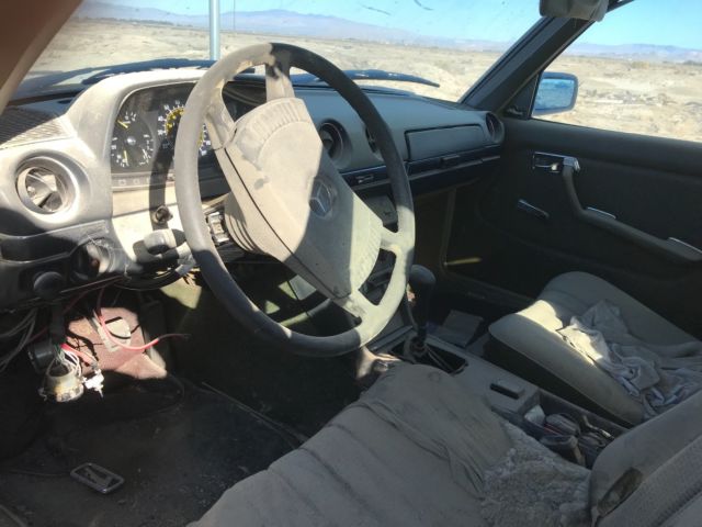 1977 Yellow Mercedes-Benz 200-Series --