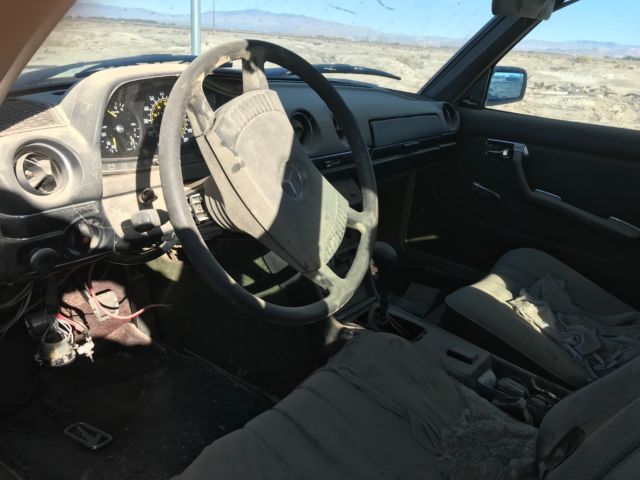 1977 Yellow Mercedes-Benz 200-Series --