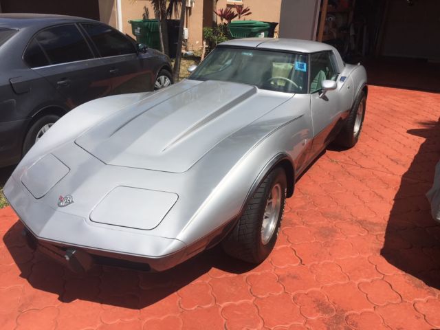 1978 Silver aniversary two-tone Chevrolet Corvette Coupe