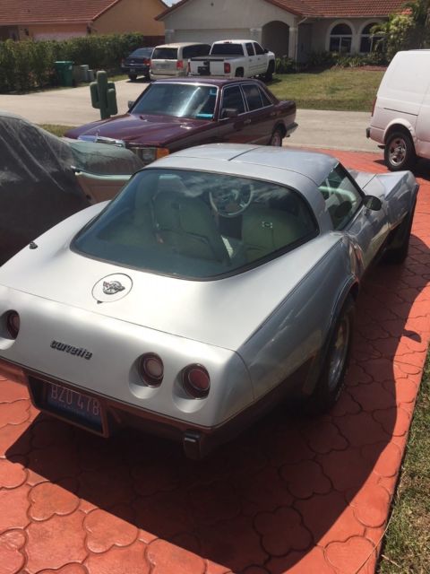 1978 Silver aniversary two-tone Chevrolet Corvette Coupe