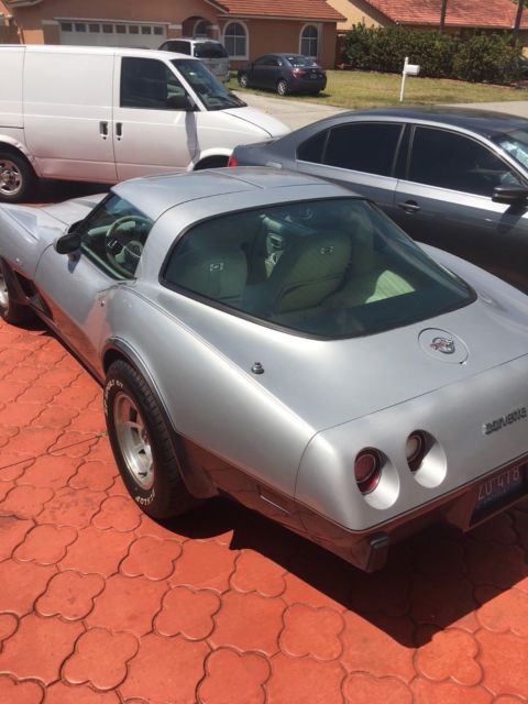 1978 Silver aniversary two-tone Chevrolet Corvette Coupe